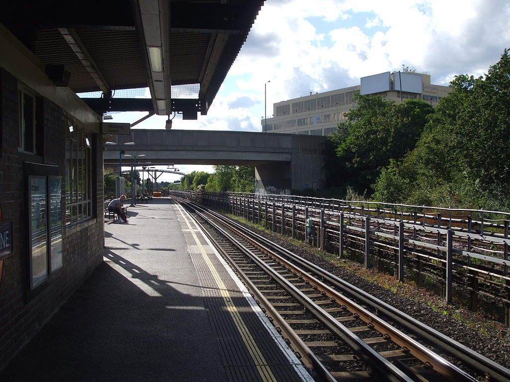 Hanger Lane Platform