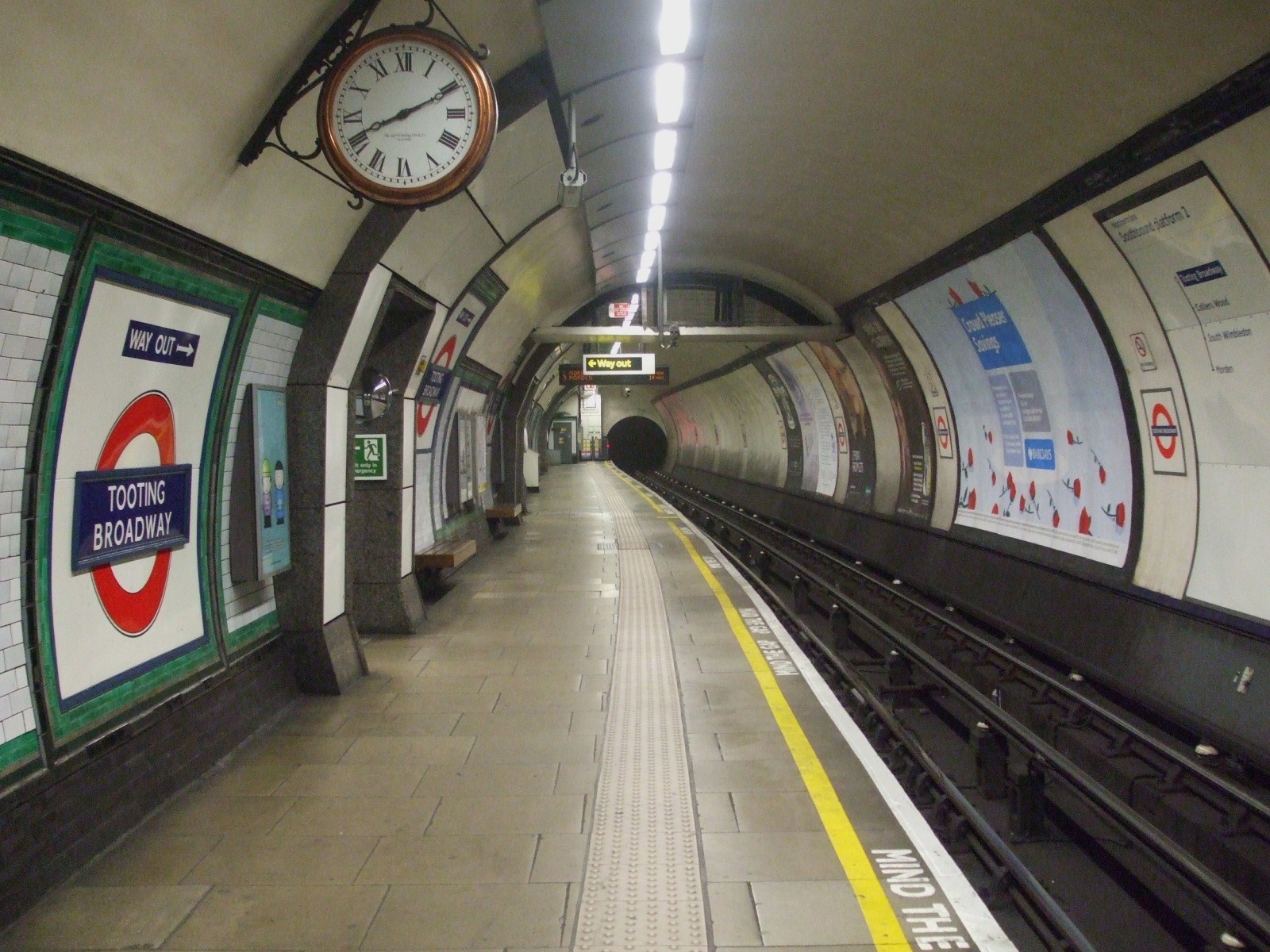 Tooting Broadway Platform