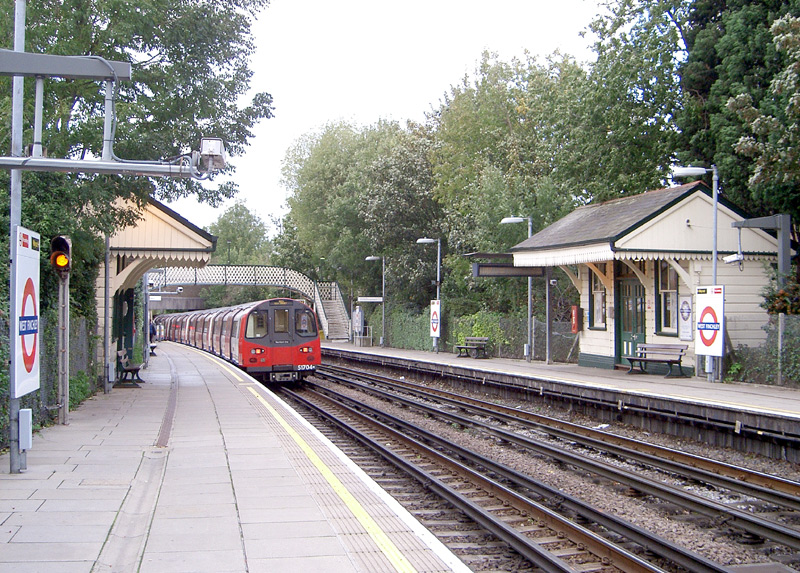 West Finchley Platform